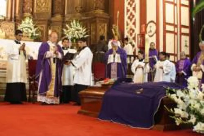 Dan último Dios a Obispo peruano que sirvió en convulsionada región andina