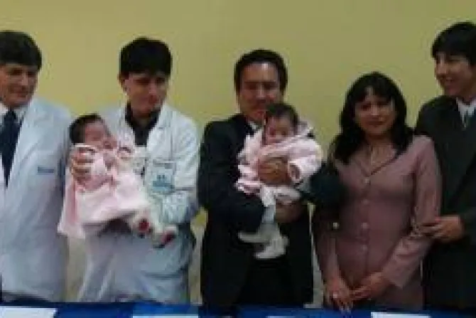 Operación fetal salva a gemelas en Perú