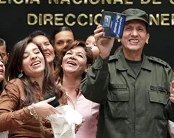 El general Mendieta con su familia (foto Caracol Radio)?w=200&h=150