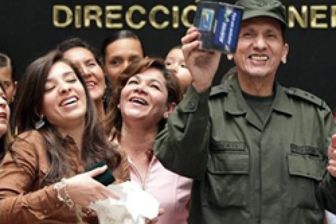 Dios escuchó nuestras oraciones, dice esposa de general rescatado en Colombia