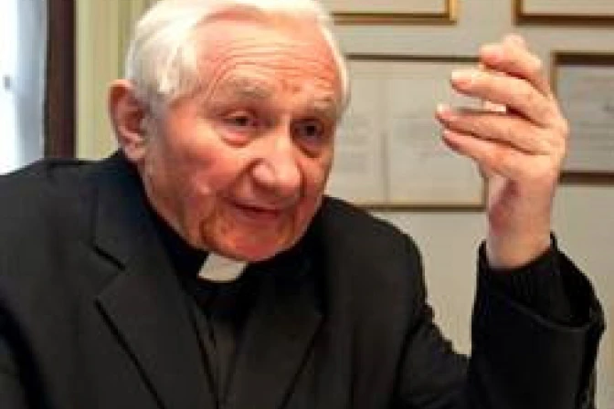 Obispo alemán desmiente intentos de involucrar al hermano del Papa en escándalo