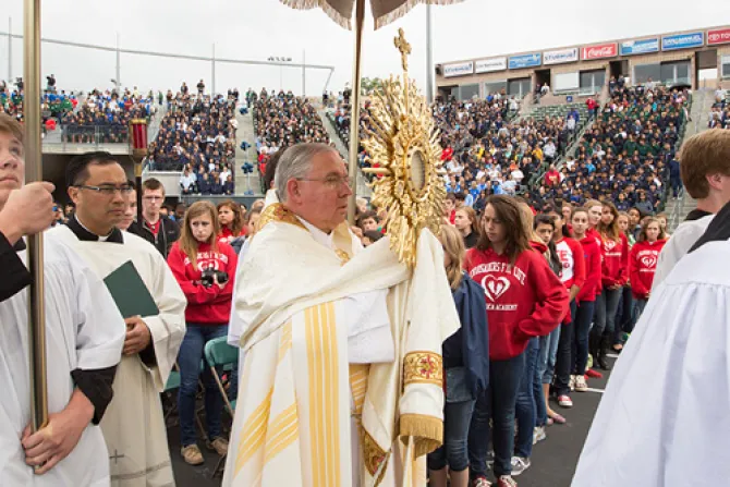 Arzobispo Gómez en EE.UU. alienta a miles de jóvenes a enseñar a la sociedad a respetar la vida