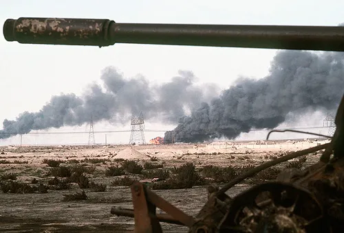 Campo petrolero ardiendo en Kuwait luego de la Operación Tormenta en el Desierto. Foto: US Navy?w=200&h=150