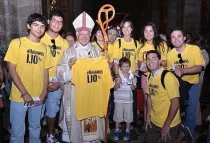 Jóvenes de #HagamosLío junto a Mons. Ricardo Ezzati. Foto: Iglesia.cl