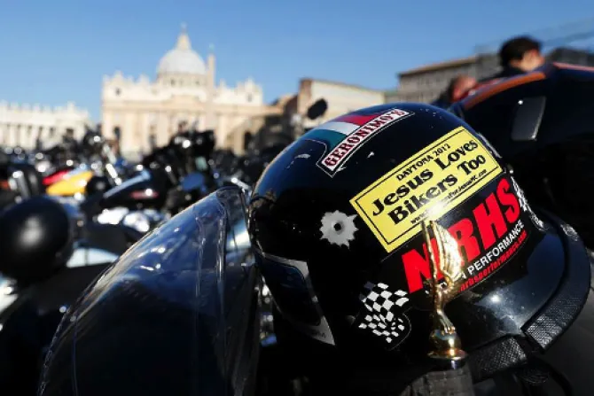 El Papa Francisco bendice a motociclistas de Harley Davidson en Plaza de San Pedro