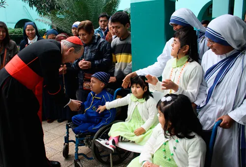 El Cardenal Cipriani en el Hogar de la Paz en Lima con las misioneras de la caridad (foto Arzobispado de Lima)?w=200&h=150