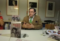 Santiago Mata y su libro "Holocausto Católico". Foto: Europa Press