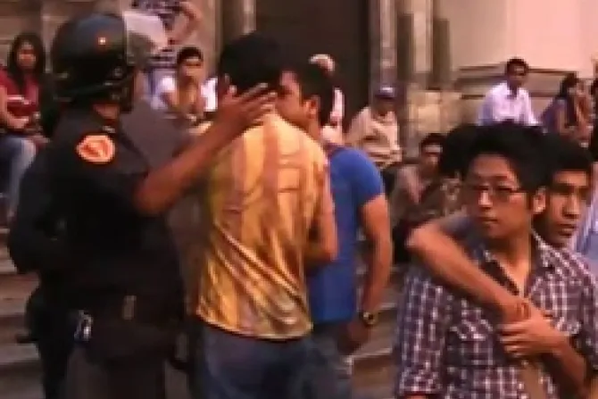 Polémica por desalojo de gays que invadieron atrio de Catedral de Lima en "beso masivo"