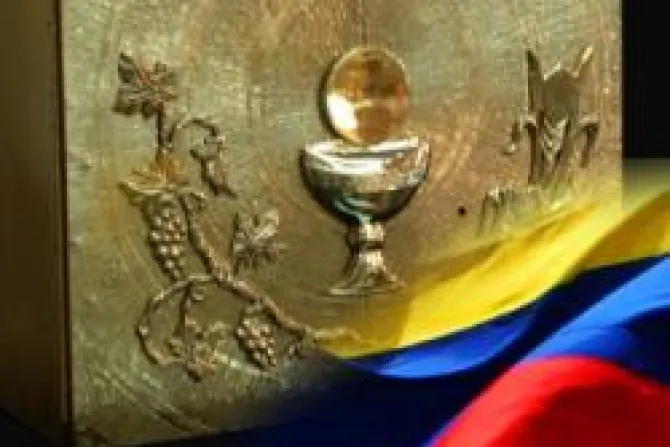 Desadaptado destruye sagrario, roba cálices y tira al suelo Eucaristía en Colombia