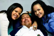 Hugo Chávez con sus dos hijas