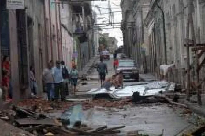 Obispos de Cuba llevan aliento a afectados por huracán Sandy