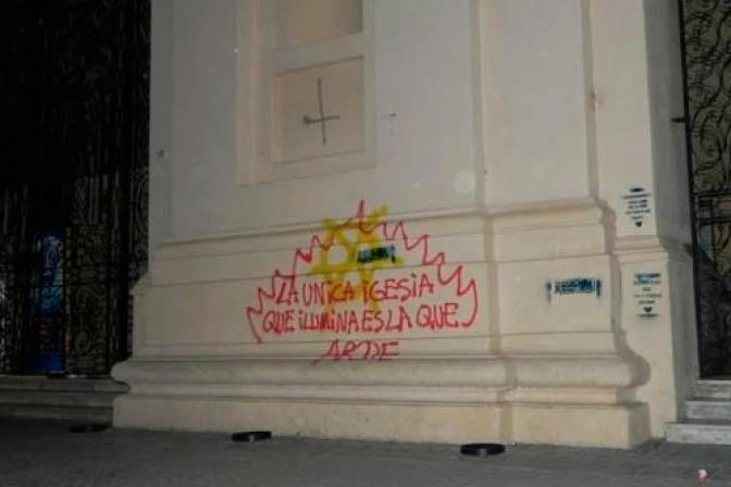 Atacan Catedral de Córdoba en Argentina