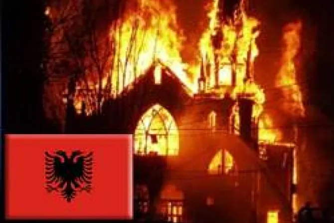 Incendian iglesia católica en Albania