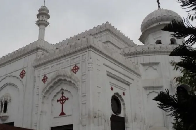 Cristianos rezan y se manifiestan tras bombas suicidas en iglesia de Pakistán