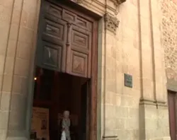 Feministas que quemaron puerta de iglesia en Barcelona atentaron contra democracia
