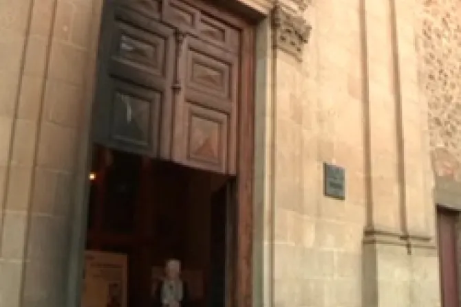 Feministas que quemaron puerta de iglesia en Barcelona atentaron contra democracia