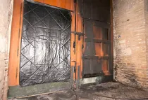 La puerta de la iglesia Santa Marina incendiada / J.M.Espino (Atese)