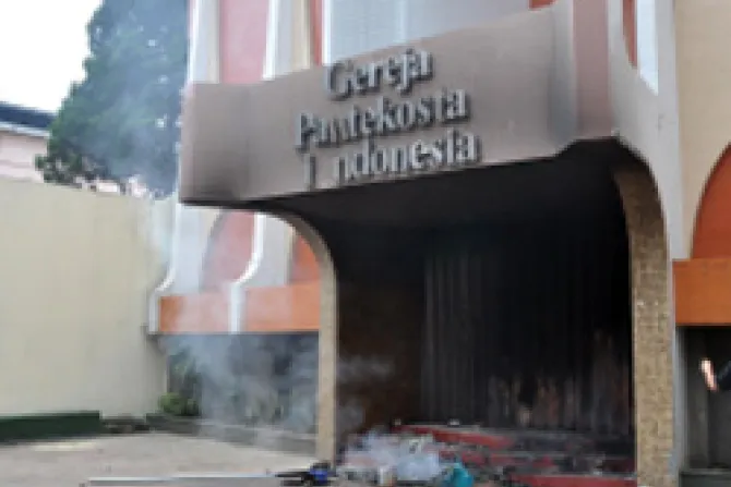 Más de 1500 extremistas musulmanes atacan iglesias en Indonesia
