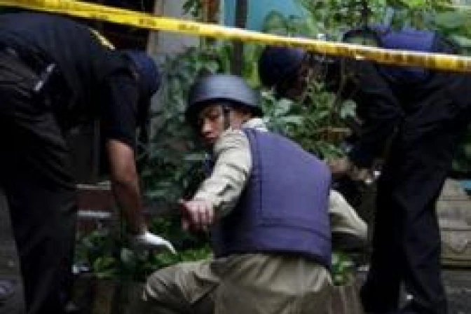 Arzobispo católico deplora atentado terrorista contra protestantes en Indonesia