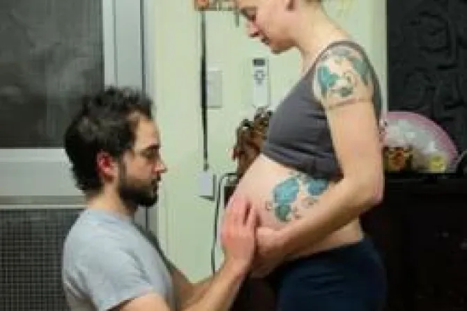 Pareja registra en original video de los nueve meses de embarazo de su hija