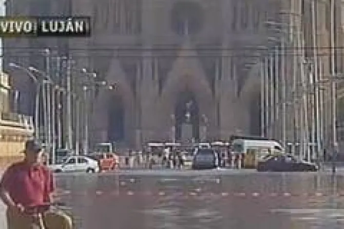 Basílica de Luján rodeada de agua por inundaciones en Argentina