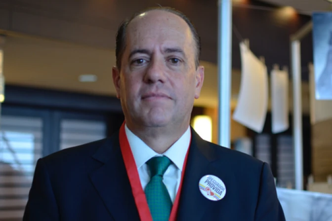 Los padres y no el Estado deben enseñar a sus hijos una recta sexualidad, dice experto