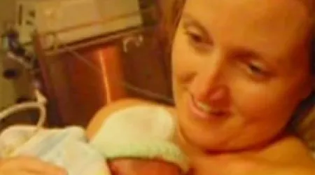Bebé dado por muerto despierta gracias a caricias de su madre