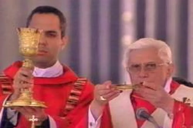 Sacerdote cuenta experiencia de acompañar en Misa a Benedicto XVI y recibir bendición de Juan Pablo II