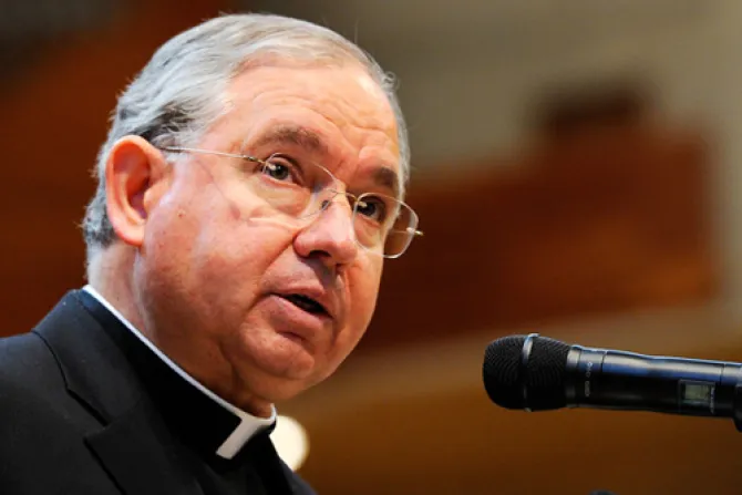 Arzobispo de Los Ángeles releva a Cardenal Mahony de deberes y reza por víctimas de abusos