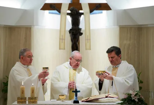 Mons. José Gómez junto al Papa Francisco. Foto: News.va?w=200&h=150
