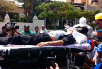 El P. José Palmar tras ser golpeado (Foto: Twitter @angel0288)