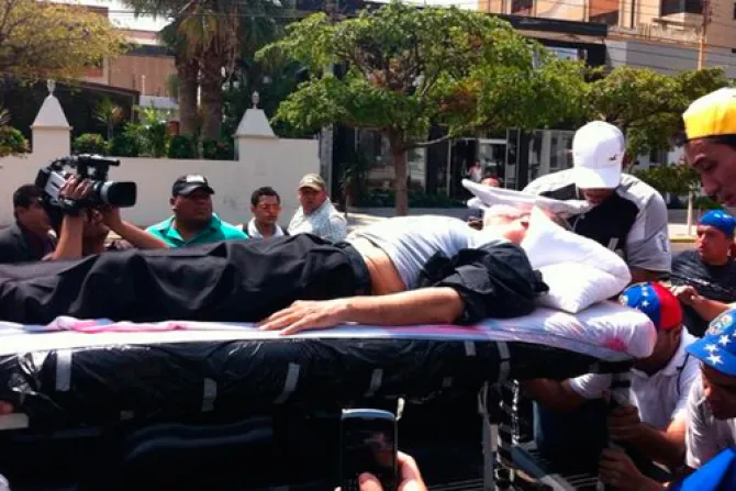 Sacerdote golpeado en manifestación pacífica en Venezuela