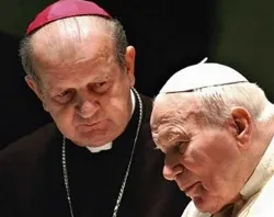 El Cardenal Dziwisz junto a Juan Pablo II?w=200&h=150