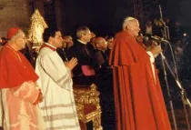 Mons. José Antonio Eguren es el segundo de la izquierda, con el alba blanca