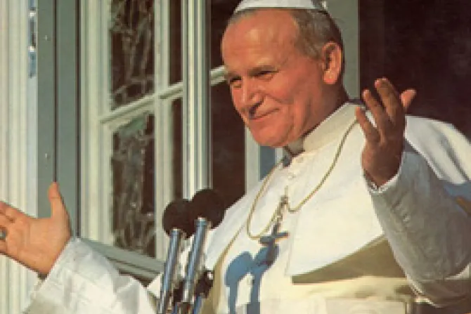 Piloto de fórmula 1 recibe reliquias de Juan Pablo II tras violento accidente