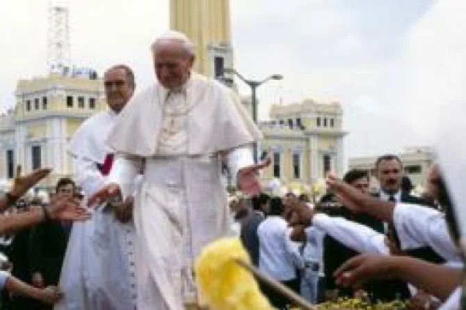 Pese a prohibición seguridad en México también se arrodillaba ante Juan Pablo II