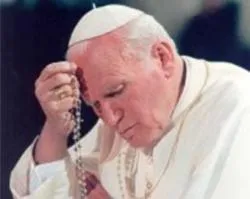 Rosario regalado por Juan Pablo II sostuvo a madre cuyo recién nacido casi muere