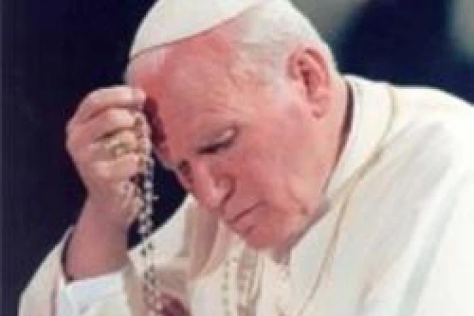 Rosario regalado por Juan Pablo II sostuvo a madre cuyo recién nacido casi muere