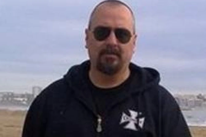 Suspenden a sacerdote que participa en polémico reality en España