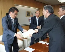 Mons. Leo Jun Ikenaga entrega la carta de protesta a Jin Matsubara (foto UCAnews)?w=200&h=150