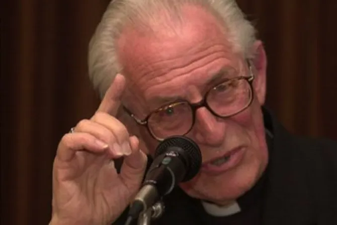 Dios “nos llama la atención” a través de Benedicto XVI, dice Cardenal redactor del Catecismo