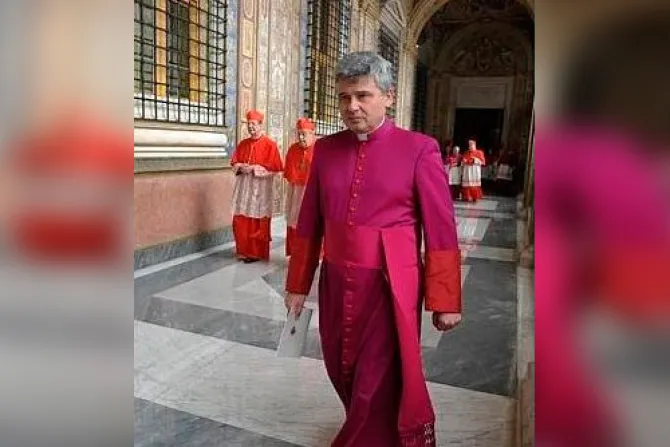 Limosnero del Papa Francisco celebra funerales de mendigo que murió cerca al Vaticano