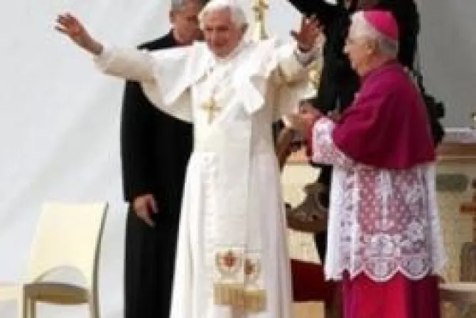 El Papa invita a conocer a los santos para renovar el mundo