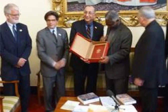 Líderes latinos de EEUU ofrecen respuesta a Encíclica de Benedicto XVI en el Vaticano