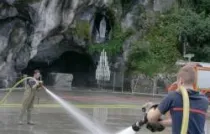 Los bomberos en trabajo de auxilio en Lourdes
