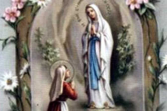 Católicos de Francia rezan ante Virgen de Lourdes por la Iglesia en el mundo