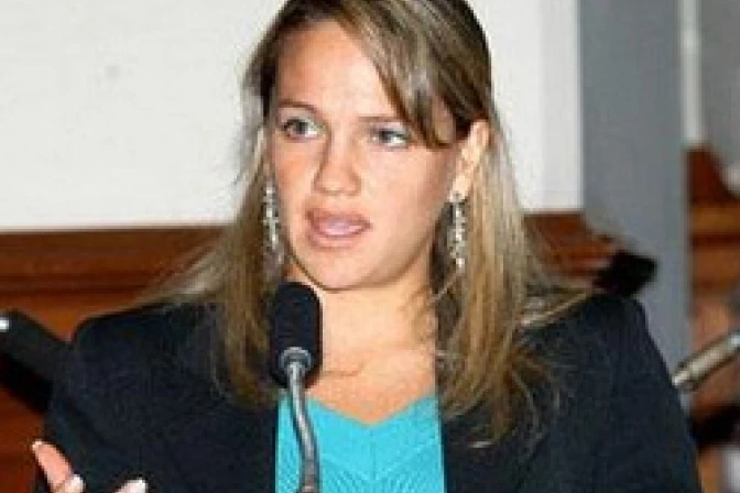 Congresista busca reelección en Perú con fondos abortistas, denuncia líder pro-vida