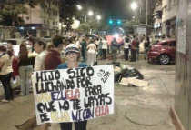 Una madre de familia protestanto en las calles de Venezuela. Foto: Twitter / @ElkisBejarano