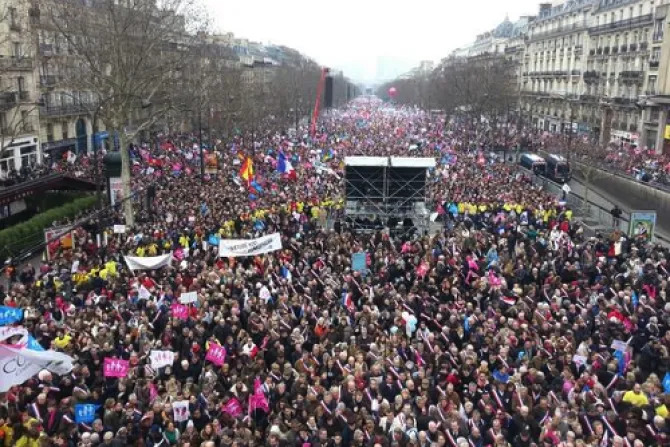 VIDEO: 1,4 millones marchan en Francia por defensa del matrimonio y la familia