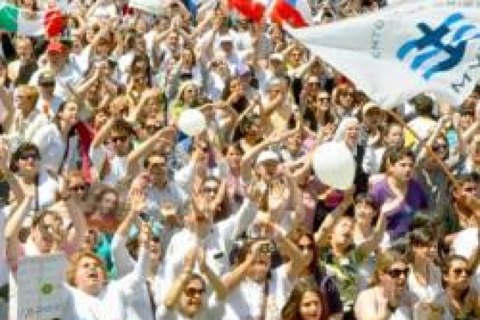 El Papa pide a 50 mil chilenos en encuentro convertirse en fuerza misionera